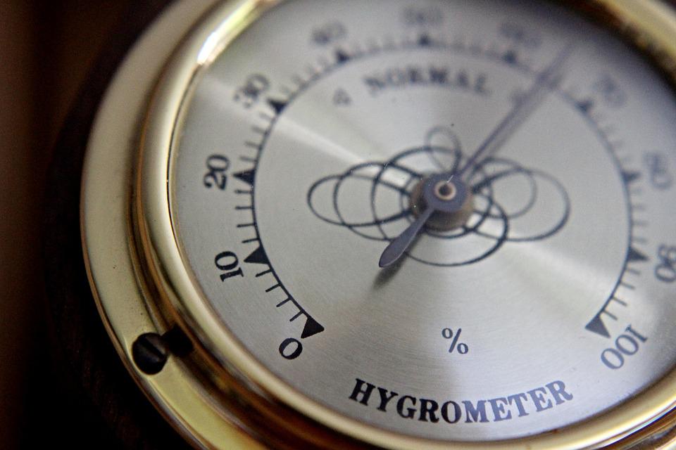 Analog vs. Digital Hygrometer: What’s the Best for My Cigar Humidor?