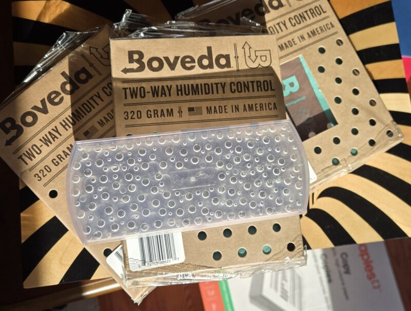 Why You Should Use a Cigar Star Polymer Crystal Humidifier with Boveda 320g Packs